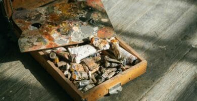 Materiales Auxiliares para el Pintor 13 Caja vieja de pintaras usadas y paleta.