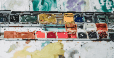 Guía para elegir la Paleta de Acuarela Perfecta 5 Paleta de acuarelas metálica con colores en pleno trabajo